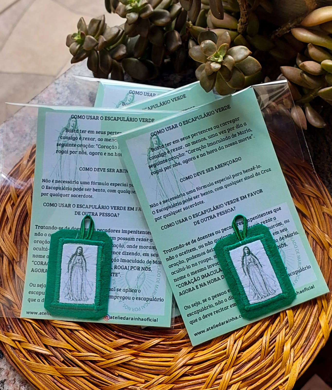 Escapulários verdes na embalagem-folheto sobre cesto de palha