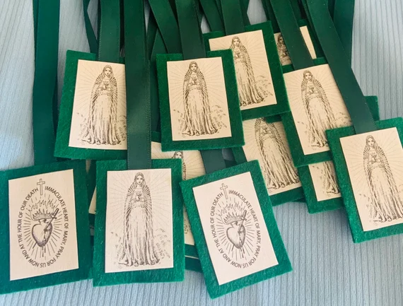 Coleção de escapulários verdes bordados